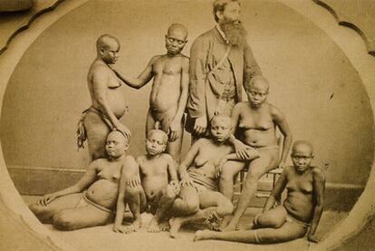 Grupo de habitantes de las islas de Andamán, en el golfo de Benguela, fotografiados en París alrededor de 1869. Imagen incluida en la exposición <i>La invención de lo salvaje. Zoos humanos,</i> en el Museo Quai Branly, de París.