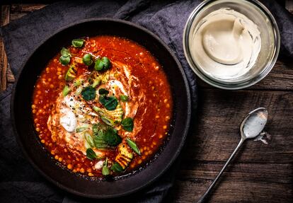 Sopa mexicana de lentejas y jitomate.