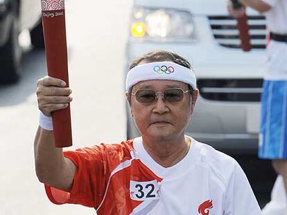 El portador de la antorcha olímpica en su recorrido por Tailandia.