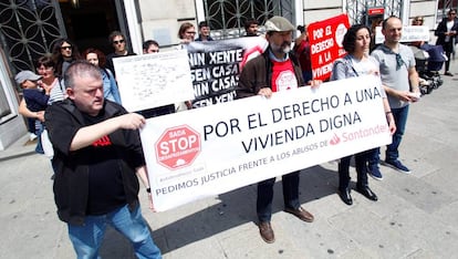 Concentración de la asociación Stop Desahucios en A Coruña, en mayo.