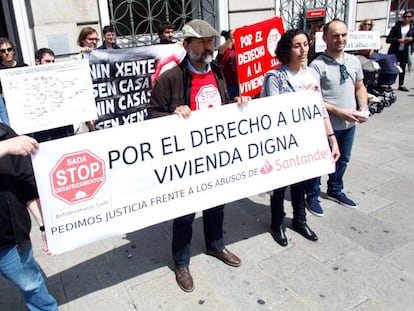 Concentración de la asociación Stop Desahucios en A Coruña, en mayo.