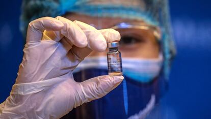 Un farmacéutico sostiene un vial vacío de una vacuna contra la covid en Filipinas.