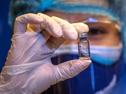 Un farmacéutico sostiene un vial vacío de una vacuna contra la covid en Filipinas.