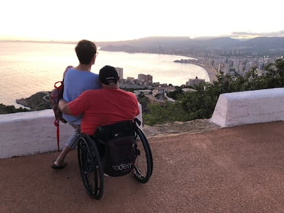 Miguel Nonay y su mujer, Eva Gutiérrez, en una de sus últimas visitas a Benidorm (Alicante).