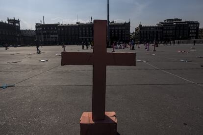 Varias cruces fueron colocadas en el zócalo de Ciudad de México en representación de las desaparecidas de todo el país.