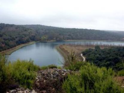 La planta de Holcim está en la zona alta de la cuenta del río Bogotá y afecta directamente la quebrada Ojo de Agua, de la que capta el recurso hídrico para el tratamiento del material de construcción que extrae de la montaña. EFE/Archivo