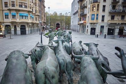Monumento al encierro, frente a la plaza de toros de Pamplona.