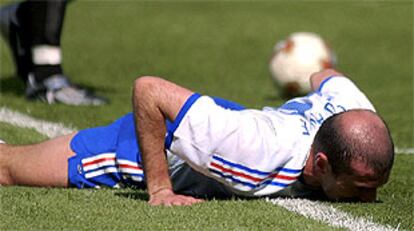 Zidane yace sobre el césped tras un fallido intento de remate.