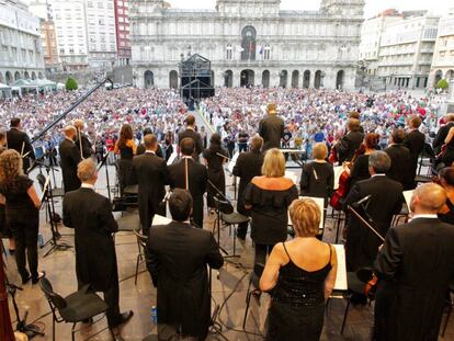 Minuto de silencio en Mar&iacute;a Pita durante el concierto de la Sinf&oacute;nica, en una imagen difundida por la orquesta.