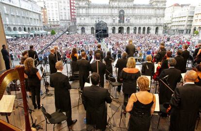 Minuto de silencio en María Pita durante el concierto de la Sinfónica, en una imagen difundida por la orquesta.