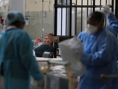 Un paciente en el hospital 2 de Mayo en Lima (Perú), durante un pico en los casos de Guillaume-Barré en 2019.
