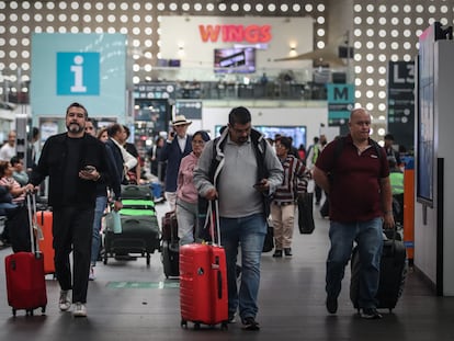 Usuarios caminan con sus maletas en una terminal del AICM, en octubre de 2023.