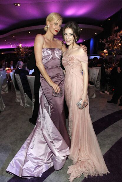 Charlize Theron (Versace) y Anna Kendrick (Elie Saab)