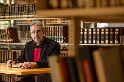 Luis Astorga en la biblioteca del Instituto de Investigaciones Sociales de la UNAM, en Ciudad Universitaria.