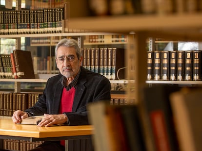 Luis Astorga en la biblioteca del Instituto de Investigaciones Sociales de la UNAM, en Ciudad Universitaria.