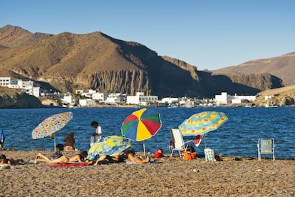 Bañistas en la playa del Arco, en el cabo de Gata.