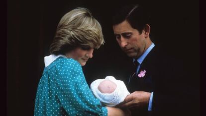 Diana de Gales y el pr&iacute;ncipe Carlos, abandonan el hospital tras el nacimiento de su primer hijo, Guillermo, en junio de 1982.