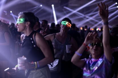 Varias personas bailan en el escenario Sónar Club, en la edición de 2023.