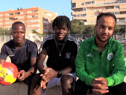 De dcha. a izq. Cece Moussa, Amadou Sara Bah y Mahmmoud Ahmed, miembros del equipo de fútbol de CEAR Alicante.