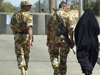 Una mujer musulmana conversa con dos soldados británicos en una calle de Basora, al sur de Irak.