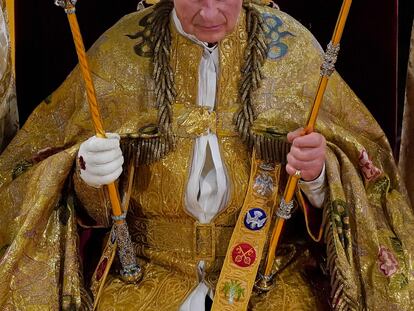 Carlos III luce la corona de San Eduardo y los dos cetros, el cetro del soberano con cruz, con el diamante más grande del mundo, y el cetro del soberano con paloma, que data del siglo XVII, en una imagen del pasado 6 de mayo.