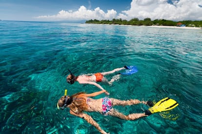 Este grupito de islas sin automóviles representan la imagen del paraíso: tres gotas de tierra realzadas por playas de arena blanca y cocoteros en un mar turquesa. Hoy viven un auge del turismo –aunque con una creciente conciencia ecológica– y son el principal reclamo de quienes visitan Lombok. Especialmente si son aficionados al buceo: pocos sitios ofrecen mejores inmersiones que las islas Gili, rodeadas por arrecifes de coral repletos de vida marina, como en el muro de Trawangan. Cada una de las tres islas tiene su propia personalidad: Gili Trawangan (en la foto) es la más cosmopolita, con una animada vida nocturna; Gili Air rezuma carácter local y combina animación y languidez; Meno es sencillamente una isla desierta que, poco a poco, comienza a ser visitada.