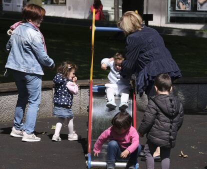 Niños jugando en un parque infantil. 