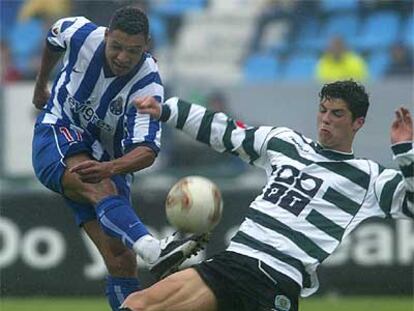 Silva, del Oporto, dispara con la oposición de Cristiano Ronaldo, entonces en el Sporting, en la Liga 2002-2003.
