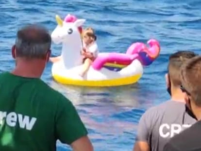 Un ferry turístico rescata a una niña de cuatro años que flotaba a la deriva sobre un unicornio hinchable