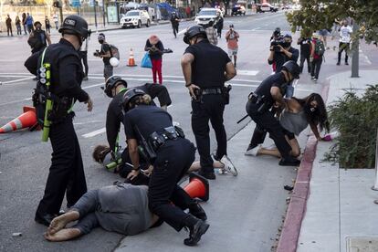 Varias personas son arrestadas por las fuerzas de seguridad, durante una protesta en Los Angeles.