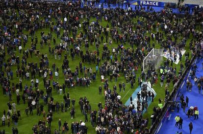 Los aficionados franceses se concentran en el césped del estadio de Saint-Denis