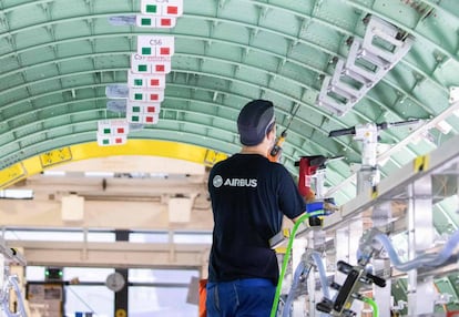 Un técnico de Airbus trabaja en un aparato de la familia A320 en Alemania. 