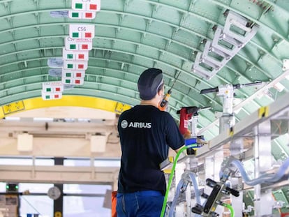 Un técnico de Airbus trabaja en un aparato de la familia A320 en Alemania. 