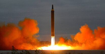 Fotografía de archivo de la Agencia Central de Noticias de Corea del Norte (KCNA) y fechada el 29 de agosto, muestra un misil que se lanzó en un lugar no revelado.