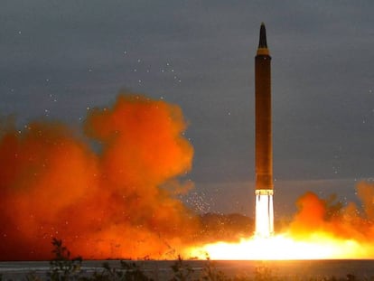 Fotograf&iacute;a de archivo de la Agencia Central de Noticias de Corea del Norte (KCNA) y fechada el 29 de agosto, muestra un misil que se lanz&oacute; en un lugar no revelado.
