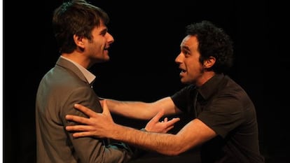 Los actores y directores Xavo Giménez y Toni Agustí en un ensayo de 'Penev'.