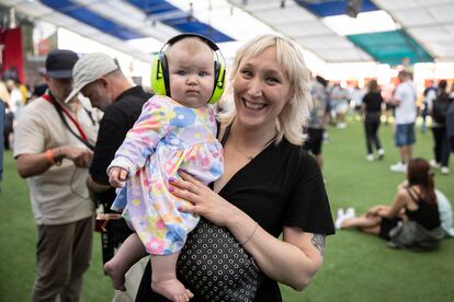 En la imagen Clara, italiana que lleva viniendo al Sónar doce años, con su hija Aurora, de siete meses.