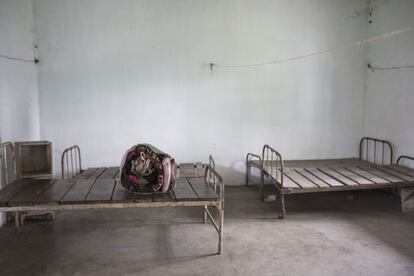 Hospital abandonado de Bundapani Tea Estate, en la región de Dooars. La plantación, donde se alojaban más de 7.000 personas, empleaba a 1.215 trabajadores pero cerró en julio de 2013. Aunque se supone que los servicios de salud deben ser proporcionados por las empresas, solamente 166 de de 276 jardines de té tienen hospitales y sólo 56 tienen médicos residentes.