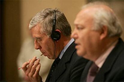 El ministro de Asuntos Exteriores, Miguel Ángel Moratinos (en primer término), junto a Jack Straw tras su reunión en Madrid.