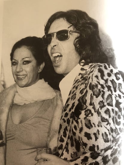 Alfonso Santiesteban con Lola Flores, a la izquierda, en Madrid en una imagen de archivo.