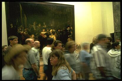 Visitantes del Rijksmuseum, en Amsterdam, pasan por delante del cuadro <b><i>La ronda de noche,</b></i> de Rembrandt. Holanda suma en 2005, a su clásica oferta de museos, los eventos culturales del Año del Agua.