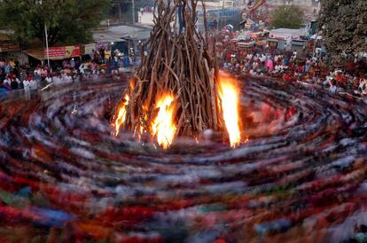 Un grupo de personas realizan un ritual durante las celebraciones del festival Holi, en Ahmedabad (India).