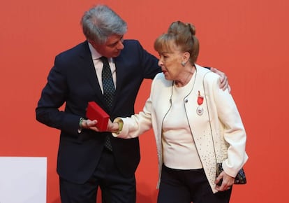 El presidente en funciones de la Comunidad de Madrid, Ángel Garrido, entrega a la actriz Gemma Cuervo la Medalla de Plata de la Comunidad de Madrid.