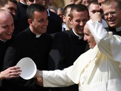 El Papa bromea con unos sacerdotes en la plaza de San Pedro, en 2016. 