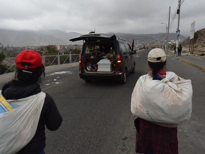 Un ataúd con los restos de Jhan Carlos Condori Arcana es conducido a su velorio en Arequipa, Perú, el viernes 20 de enero.