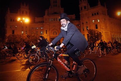 Varios ciclistas circulan junto al Palacio de Cibeles ayer durante la concentracin de BiciCrtica.