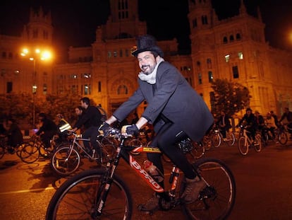 Varios ciclistas circulan junto al Palacio de Cibeles ayer durante la concentración de BiciCrítica.