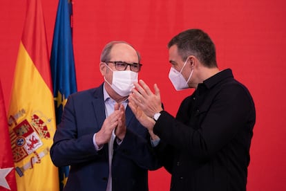 El presidente del Gobierno, Pedro Sánchez, y el candidato del PSOE, Ángel Gabilondo, en un acto electoral este domingo. 