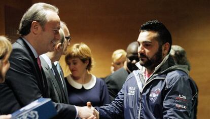 El presidente de la Generalitat, Alberto Fabra, en la entrega de las llaves de una vivienda de alquiler social a 28 familias del área metropolitana de Valencia.