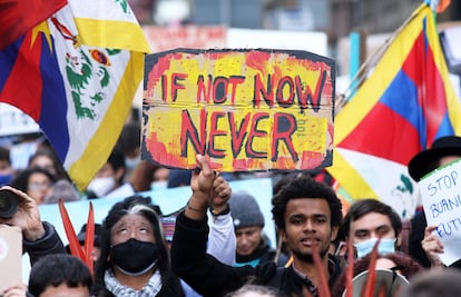 "Ahora o Nunca" reza una pancarta entre los miles que inundan las calles de Glasgow durante la COP26, en noviembre de 2021.